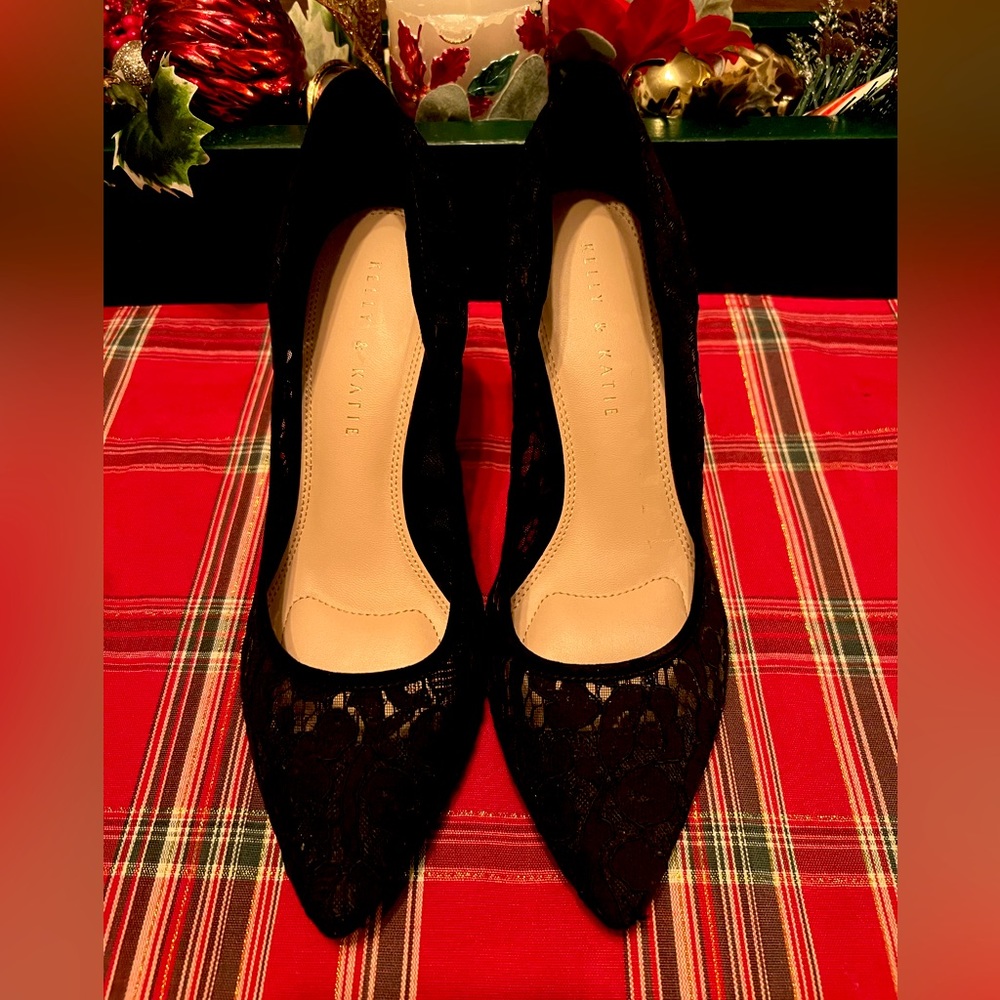 Black lace dress pumps
